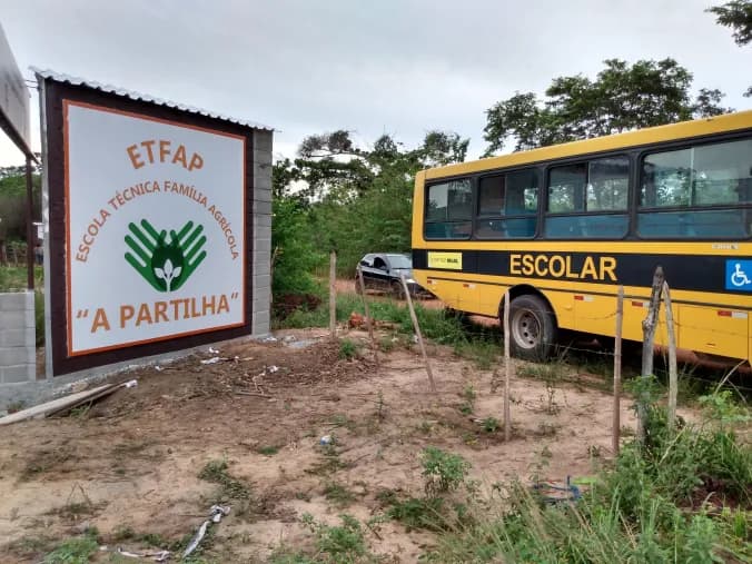 Entrada da ETFAP com identidade visual da escola.